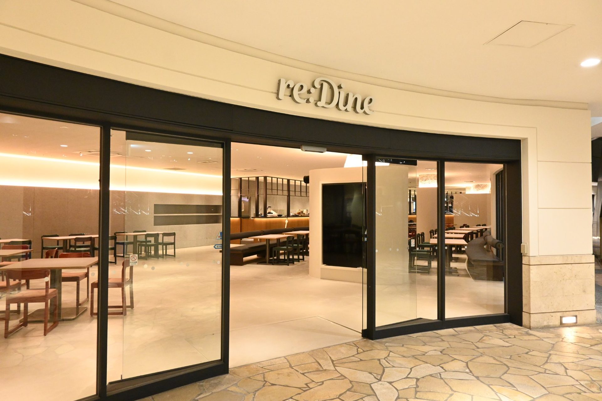 re:Dine 広島 の店内